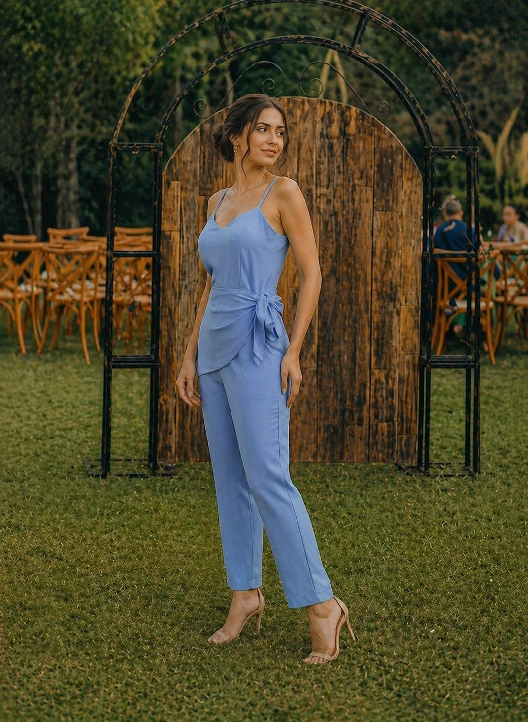 Macacão elegante azul claro feminino com detalhe transpassado lateral
