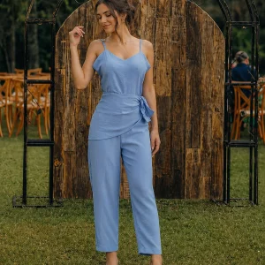 Macacão elegante azul claro feminino com detalhe transpassado lateral