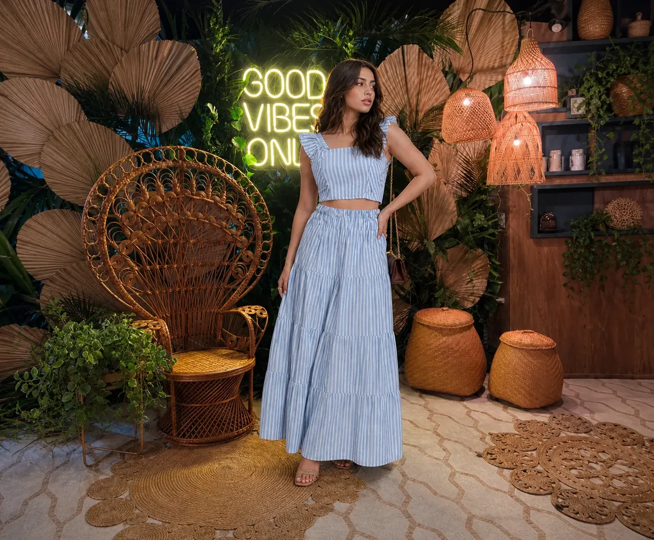 Conjunto Feminino Cropped + Saia Midi Listrada com Amarração nas Costas