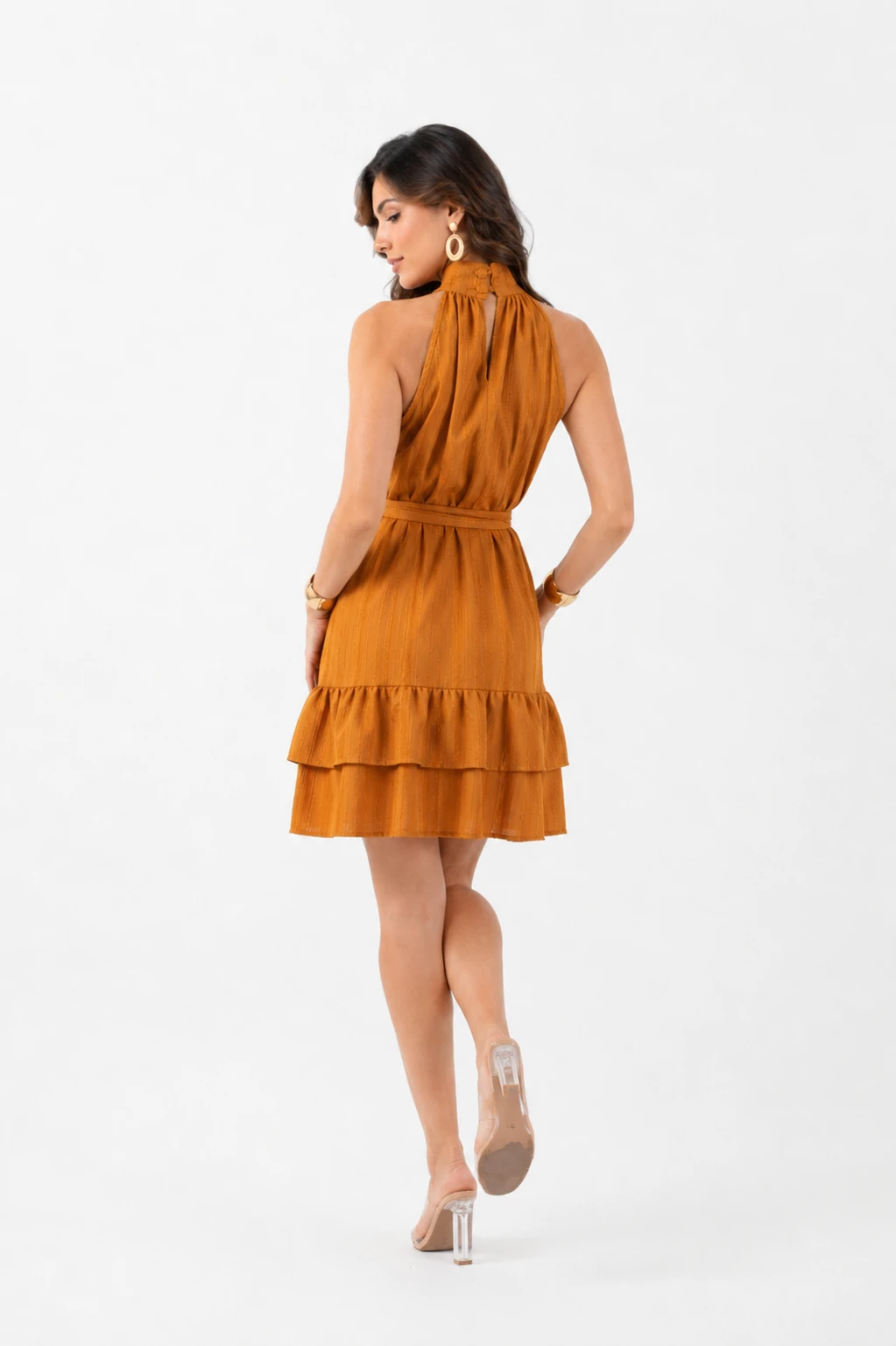 Vestido Curto Terracota com Babados e Gola Alta – Elegante e Moderno
